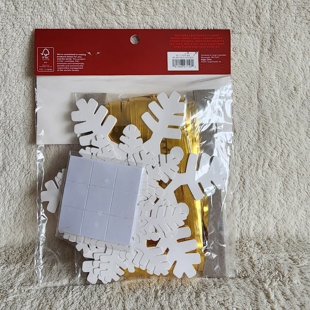 NWT Christmas Backdrop Kit Gold Foil with White Snowflakes Winter Party, 3 ×8 ft